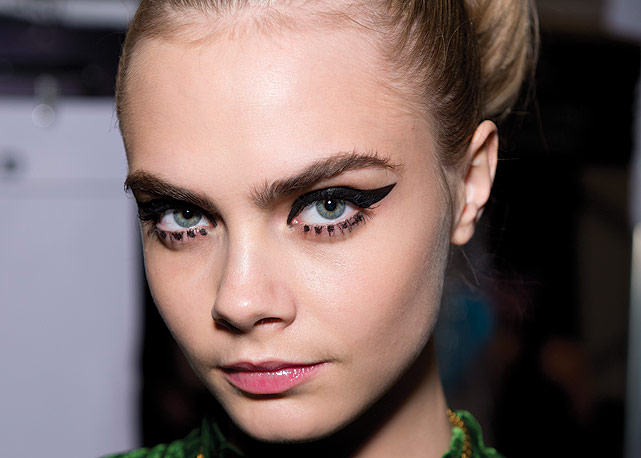 Olhos marcados no desfile de inverno 2013 da Anna Sui - Foto:Reprodução/ Harper's Bazaar
