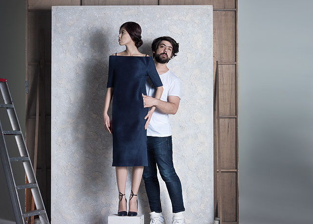 Ao lado de Lucas Nascimento, a modelo Barbara Emy usa vestido de chenille, €1.242 do inverno 2014 do estilista - Foto: Marcio Scavone/ Harper's Bazaar