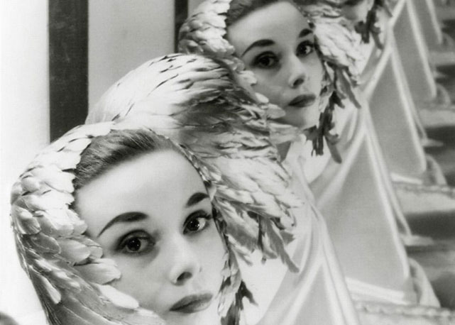 Audrey Hepburn com chapéu Mister Fred desenhado pelo próprio Blumenfeld  (1952) - Foto: Reprodução