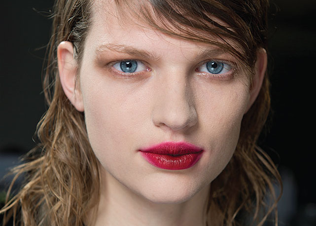 O vermelho borradinho da Marni... - Foto: Reprodução/Harper's Bazaar