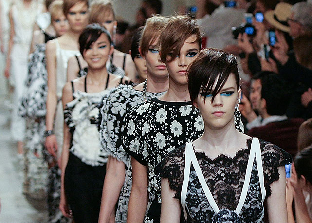 Entrada final do desfile da Chanel em Cingapura - Foto: Getty Images