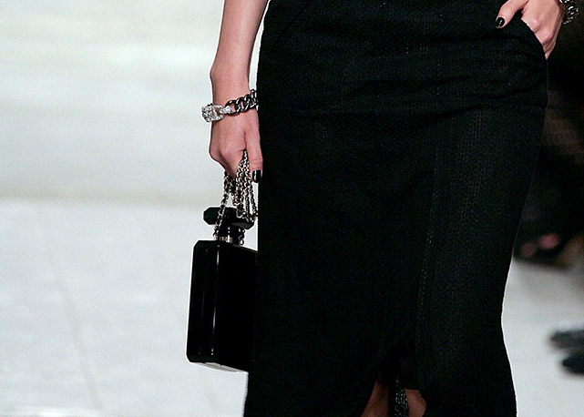 Bolsa ganha formato do frasco de Nº 5, o icônico perfume da grife - Foto: Getty Images