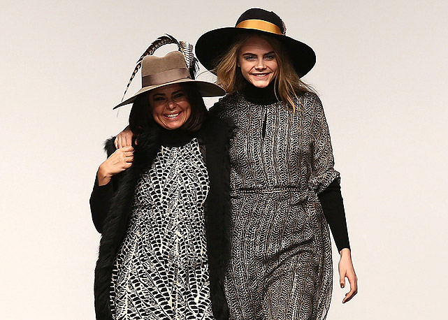 Daniella Helayel com Cara Delevingne ao final do desfile de inverno 2014 da Issa, na semana de moda de Londres - Foto: Getty Images