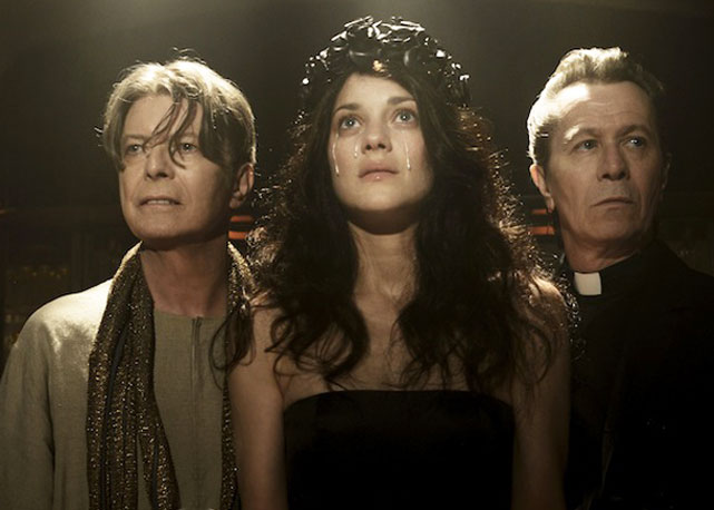 Cena de "The Next Day" o novo clipe de David Bowie com o cantor, Marion Cotillard e Gary Oldman - Foto: Reprodução