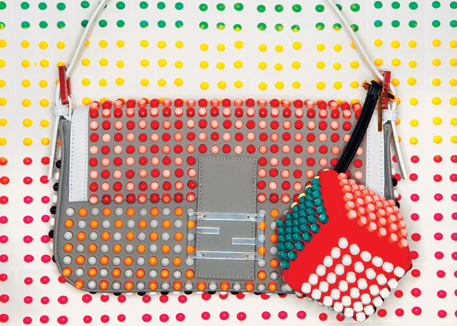 Bolsa Baguette com pingente de cubo mágico, hit do verão 2013 - Foto: Reprodução/Harper's Bazaar