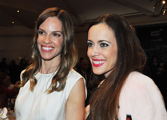 Hilary Swank e a fashionista Sandra Bauknecht participaram do evento Signature For Good em fevereiro de 2013, em Los Angeles - Foto: Getty Images