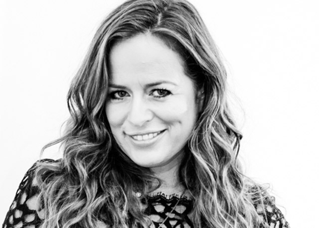 Jade Jagger no camarim da loja da Chilli Beans, em São Paulo - Foto: Giselle Galvão/Harper's Bazaar