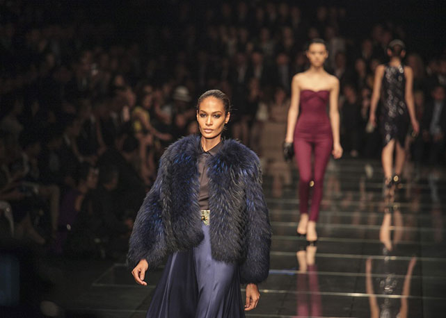 Joan Smalls na passarela da Hugo Boss - Foto: Reprodução
