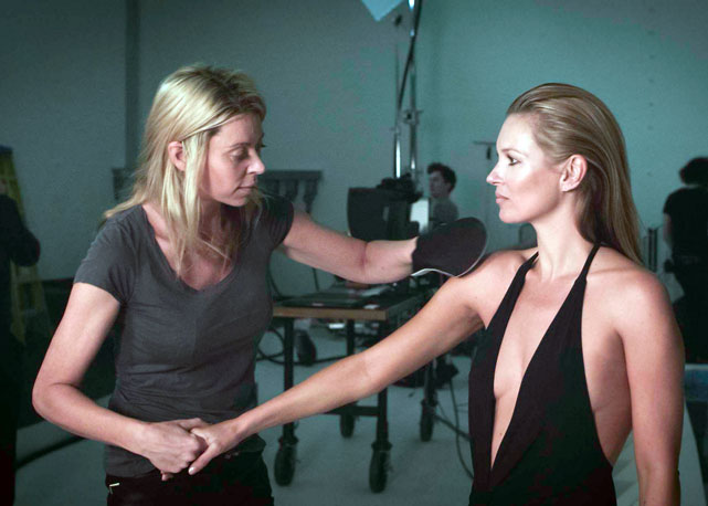 Nicholas Joss, expert da St. Tropez, aplica o autobronzeador em Kate Moss - Foto: Divulgação