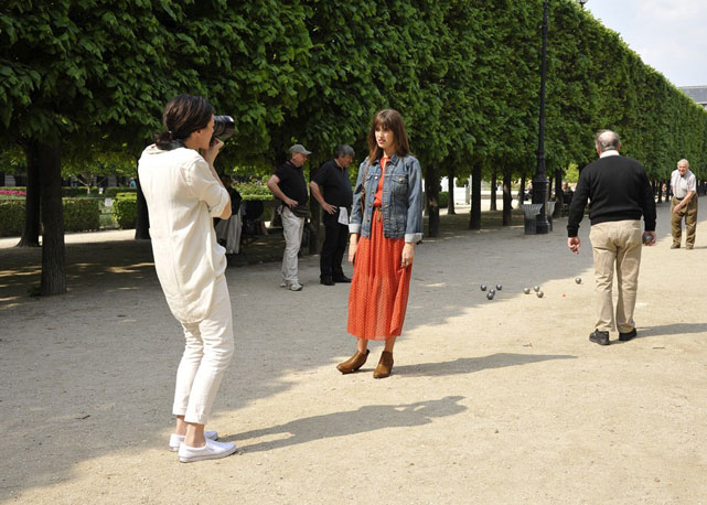 A blogueira Garance Doré fotografa a it girl francesa Jeanne Damas para a primeira campanha da Maison Jules - Foto: Reprodução