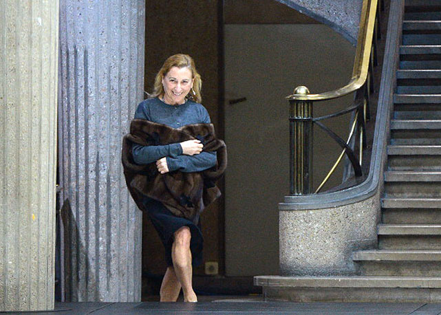 Miuccia Prada ao final do desfile da Miu Miu, em março de 2013 - Foto: Getty Images