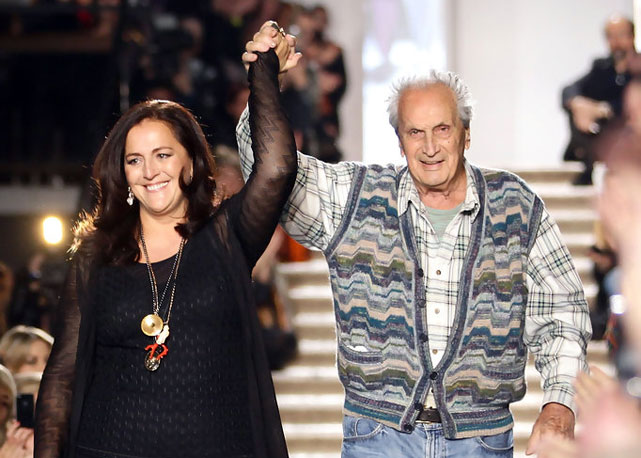 Angela Missoni e Ottavio ao final de um desfiele da marca da família - Foto: Reprodução