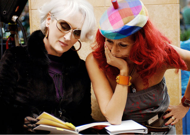 Patricia Field no set de O Diabo Veste Prada, filme que lhe rendeu uma indicação ao Oscar - Foto: Divulgação