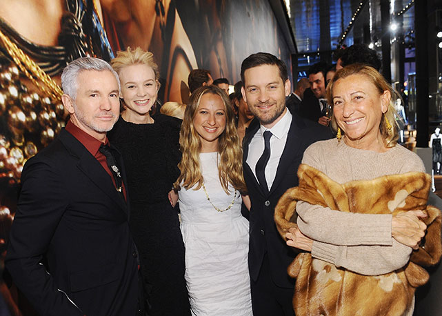 O diretor Baz Luhrmann com Carey Mulligan, Jennifer Meyer, Tobey Maguire e Miuccia Prada - Foto: Getty Images
