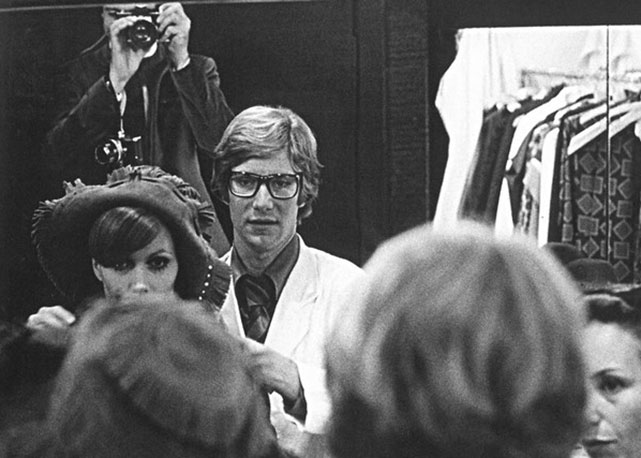 Danielle Luquet de Saint Germain e Yves Saint Laurent em fitting do desfile da coleção de inverno de 1968 da YSL - Foto: Divulgação