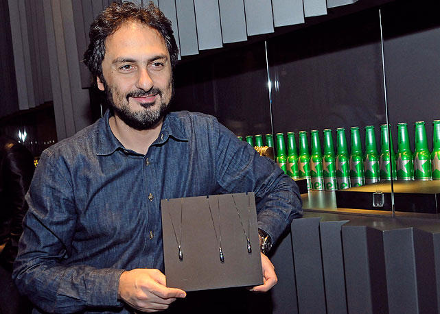 Jack Vartanian com os três modelos do colar Heineken - Foto:Eddu Ferraccioli/ Divulgação