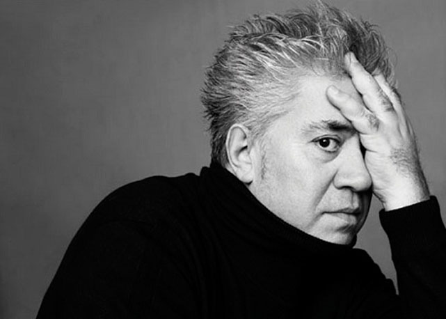 O diretor Pedro Almodóvar é um dos homenageados da expo La Movida Madrileña no Museu ABC de Madrid - Foto: Reprodução