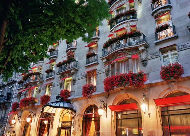 Fachada do Plaza Athénée, na Av. Montaigne - Foto: Divulgação