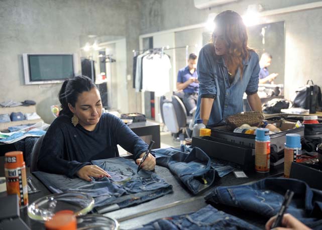 A artista Rita Wainer customiza peças da 7 For All Mankind - Foto: divulgação