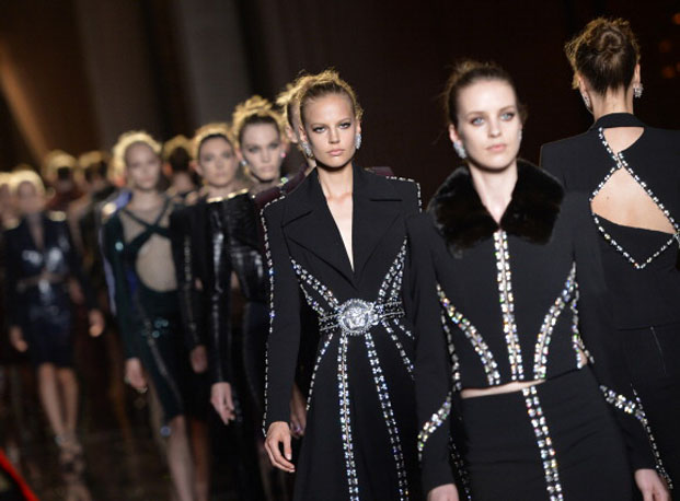 Entrada final do desfile de alta-costura da Versace - Foto: Getty Images