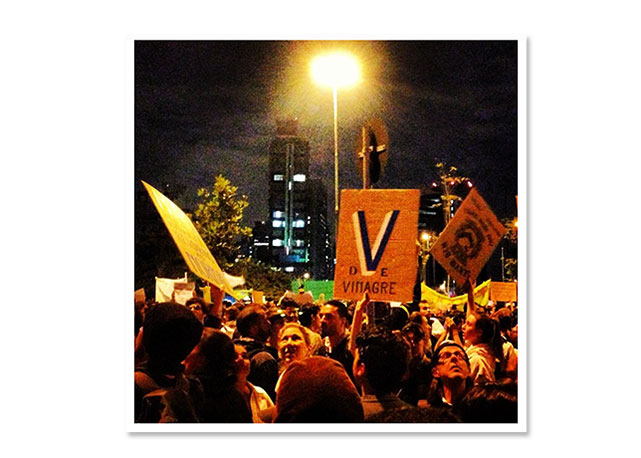 Cartaz "V de Vinagre", registrado por Adriana Barra - Foto: Reprodução/Instagram