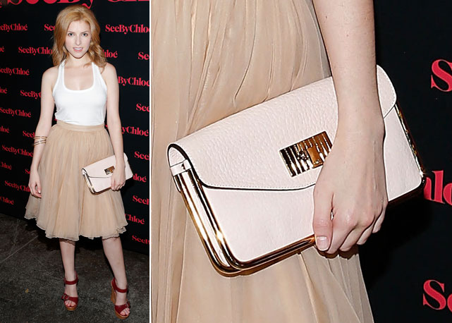 Anna Kendrick prefere a maxiclutch - Foto: Getty Images