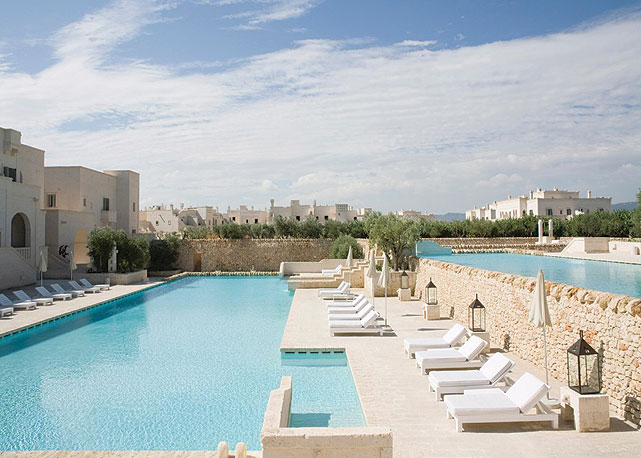 Uma das piscinas do Borgo Egnazia, que fica em Puglia, na Itália - Foto:Reprodução/ Harper's Bazaar