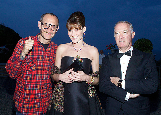 Da esquerda para a direita: Terry Richardson, Carla Bruni e Francesco Trapani, CEO da Bvlgari, em Gênova - Foto: Divulgação
