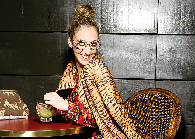 Chantal usa óculos Miu Miu, acervo pessoal; jaqueta, R$990, Daslu; blusa vintage da Jordan (acervo da stylist) - Foto: Andé Brandão/ Harper's Bazaar