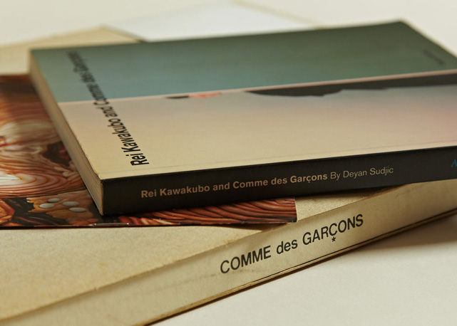 Entre os títulos selecionados, livros publicados por Rei Kawakubu e impressões elaboradas em colaboraçnao com outros artistas