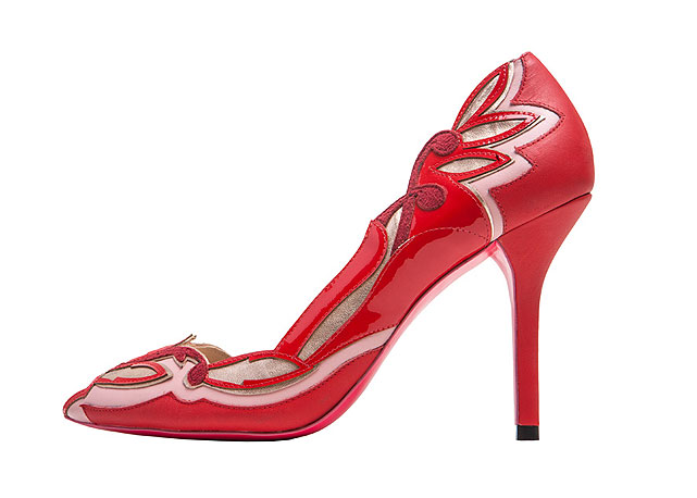 O peep toe de couro com recortes metálicos que remetem á uma tulípa (R$  847,00) - Foto: Divulgação