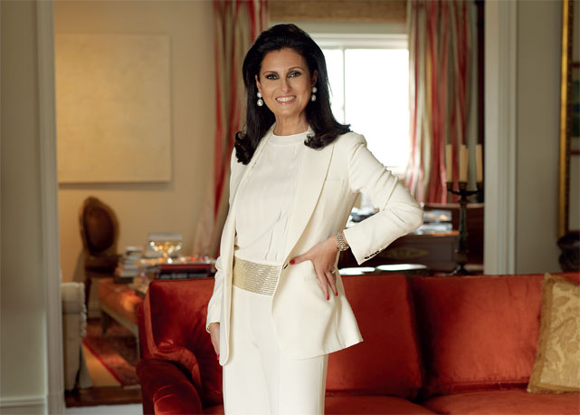 Cris Lotaif veste blazer, top e calça Dior, sapatos Valentino e joias de seu acervo pessoal - Foto: Reprodução/Harper's Bazaar