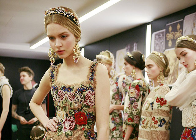 Mais um clique do backstage da Dolce & Gabbana - Foto: Reprodução