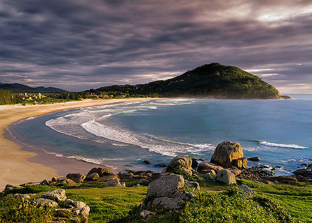 Praia de Garopaba, em Santa Catarina. A top e o marido tem casa lá - Foto: Reprodução