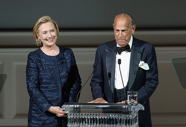Hillary Clinton entrega o prêmio para Oscar de la Renta, o grande homenageado da noite - Foto: Getty Images