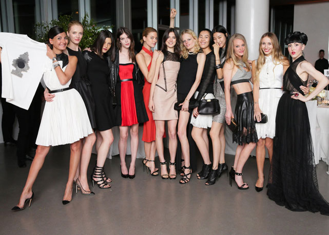 Da esq. à dir. Giovanna Battaglia com a t-shirt de Wu, Daria Strokous, Tati Cotliar, Maddison Brown, Martha Hunt, Jacquelyn Jablonski, Hanne Gaby Odiele, Liu Wen, Ji Hye Park, Elizabeth Gilpin, Harley Viera-Newton e Michelle Harper - Foto: Reprodução