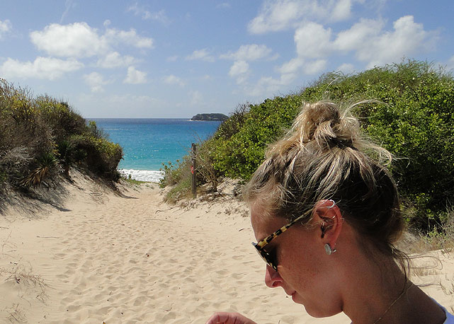 Lethicia Bronstein na praia de St. Barth - Foto: Divulgação