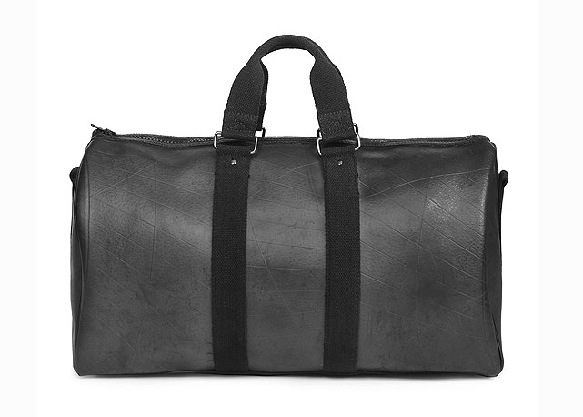 A marca ainda fez uma parceria com a Recman, que desenvolveu uma linha exclusiva de bolsas ecológicas, feitas com o reaproveitamento de pneus - Foto:Divulgação