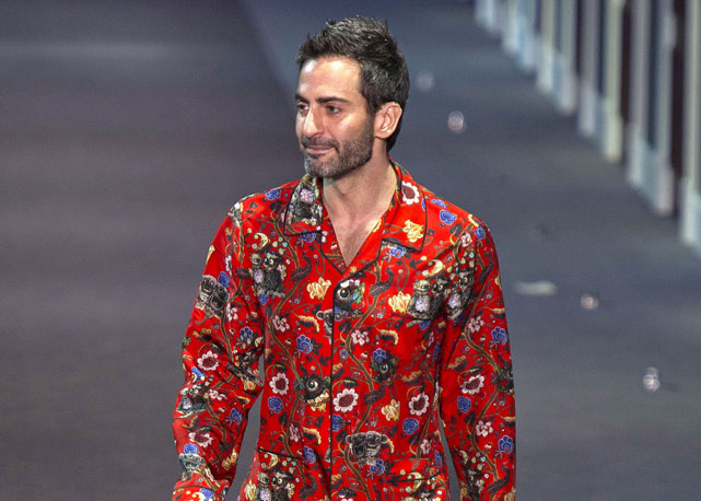 Marc Jacobs entra no final do desfile de inverno da Louis Vuitton. O estilista é cotato para assumir a direção criativa da Coach - Foto: Marcio Madeira