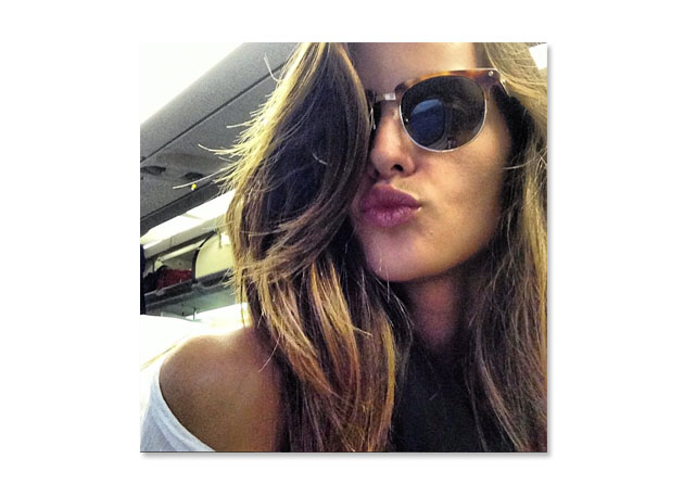 A top Iza Goulard em seu instagram, "minha solução para o jet leg ... óculos Escuros" - Foto: Reprodução/Instagram