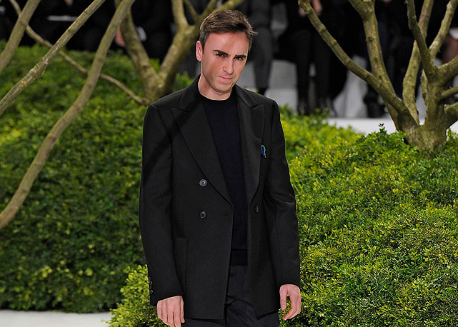 Raf Simons ao final do desfile de alta-costura da Christian Dior, em janeiro de 2013 - Foto: Getty Images