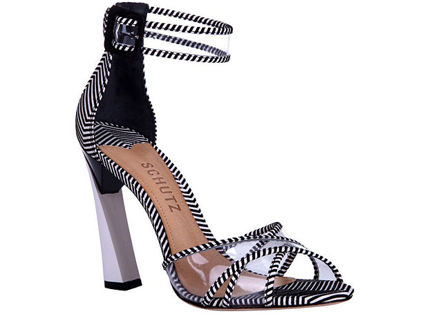 Sandália com detalhes transparentes (R$340) - Foto:Divulgação