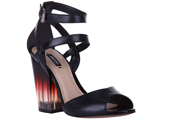 Um dos modelos do resort 2014 da marca, além de ter seu salto de acrílico ele é em degradê - Foto:Divulgação
