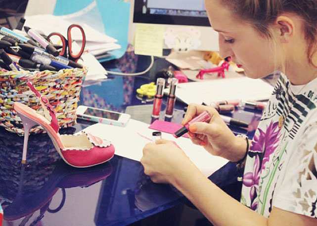 Sophia Webster cria seus sapatos no ateliê - Foto: Divulgação