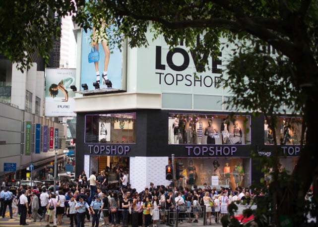 Milhares de fashionistas foram conferir de perto a inauguração da primeira Topshop chinesa - Foto: Getty Images