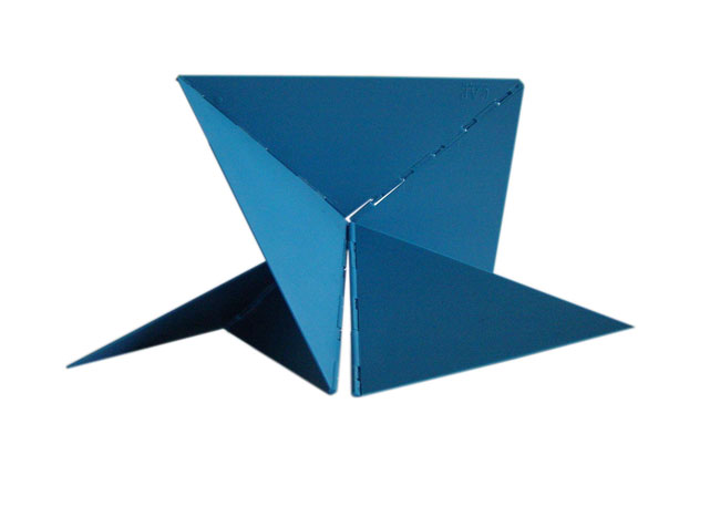 São apenas 500 unidades que serão vendidas nas lojas da UMA do Rio e de SP. A peça acima custa R$83 e o total arrecadado com as vendas será revertido para a instituição Lygia Clark - Foto: Divulgação