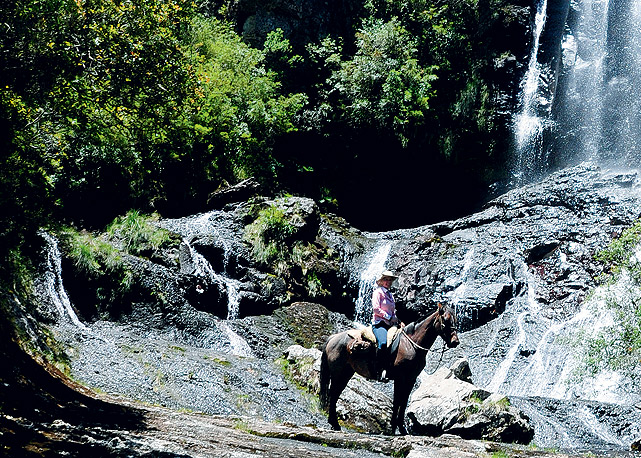Verena em uma das cachoeiras escondidas em Aparados da Serra - Foto: Reprodução/Harper's Bazaar