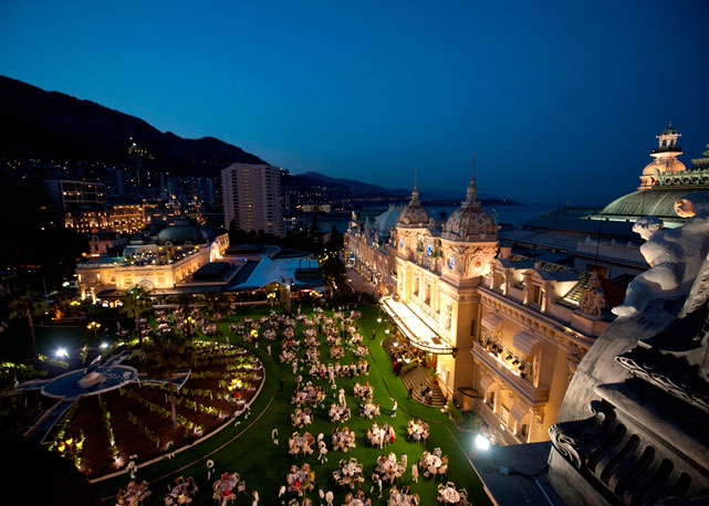 Imagem aérea do "Dîner sur l’Herbe”, um jantar-piquenique comandado pelo Chef Alain Ducasse em comemoração aos 150 anos do Grupo Monte-Carlo SBM - Foto: Divulgação
