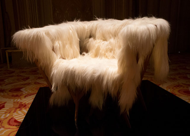 Cadeira parte da exposição "Dangerous Luxury" dos Irmãos Campana -Foto: Divulgação