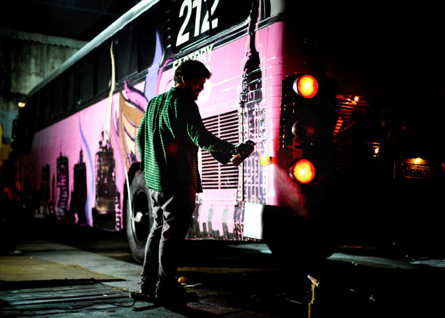 Marcelo Lamarca em ação grafitando o ônibus itinerante da Carolina Herrera - Foto: Divulgação/Renata Freitas